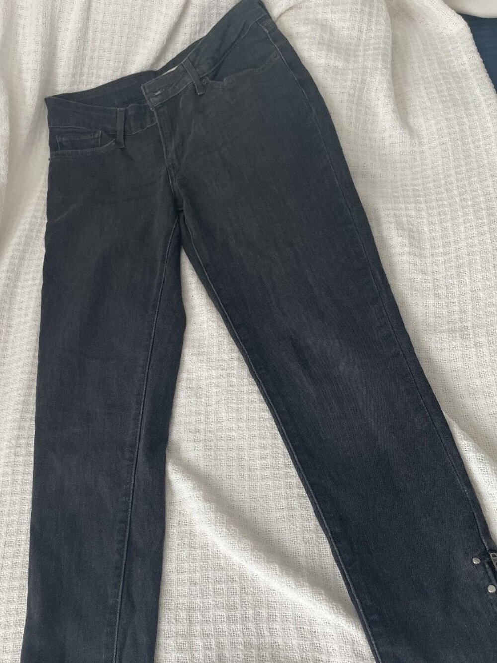 Levi’s Women’s Black Denim Pants – Zip & Snap Detail – Skinny Size 26